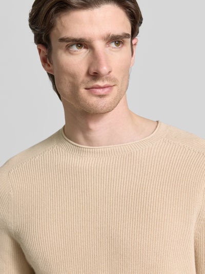 Männermodel draagt Strickpullover aus Baumwoll-Kaschmir-Mix met ribboorden, ronde hals, regular fit van FTC-Cashmere, nahaufnahme bovenlichaam.