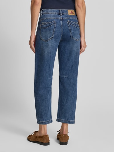 Vrouwenmodel draagt Relaxed Fit Barrel Jeans aus Baumwoll-Mix mit Viskose-Anteil Modell 'Relaxed Malibu' van Buena Vista, blauwe denim, Ganzkörperansicht Rückansicht. Context: Dames Barrel Jeans van Buena Vista
