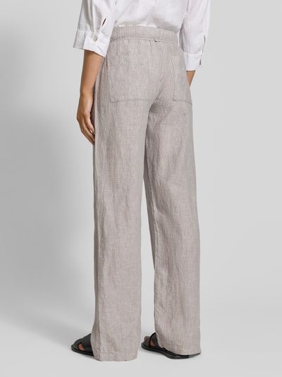 Frauenmodel trägt Leinenhose mit Bindegürtel Modell 'Chiara Belt' von MAC, beige, Wide Leg, reine Leinenstruktur, Ganzkörperansicht Rückansicht.
