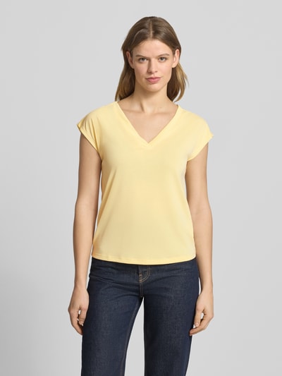 Frauenmodel trägt Damen T-Shirt aus Modal-Mix von Only, Modell 'FREE', Optik: Unifarben, Passform: Loose-Fit, V-Ausschnitt, Kurzarm, glatte Textur, Farbton Hellgelb, Ganzkörperansicht von vorne.