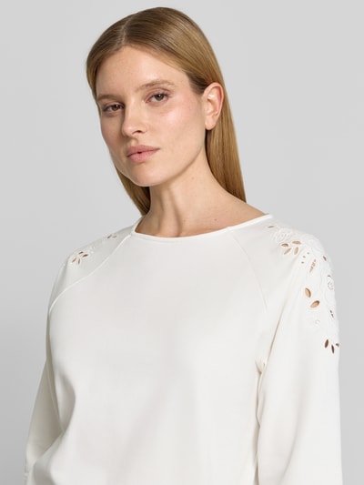 Vrouwenmodel draagt Sweatshirt mit Lochstickerei und 3/4-Arm van Zero, katoenmix, loose fit, ronde hals, ajourwerk, 3/4-mouw. Nahaufnahme bovenlichaam.