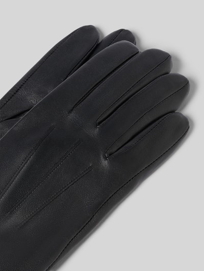 Produktfoto, Lederhandschuhe aus echtem Leder von Roeckl, schwarzes Leder, sichtbare Ziernähte, Label-Detail in metallic, Fingerhandschuhe