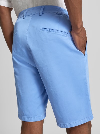 Männermodel trägt Relaxed Fit Bermuda aus Baumwoll-Mix Modell 'TINO' von Brax in Hellblau, unifarben, Detailaufnahme Rückansicht.