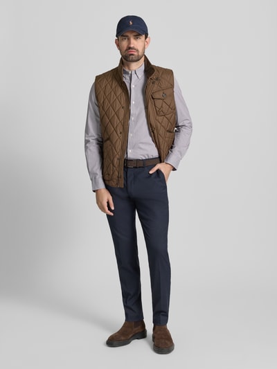 Männermodel trägt Freizeithemd mit Knopfleiste von Polo Ralph Lauren im Baumwoll-Elasthan-Mix, Regular-Fit, Ganzkörperansicht von vorne.