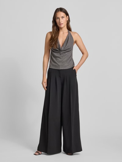 Frauenmodel trägt Blusentop mit Viskose-Anteil Modell 'SPARKLE' von Mango, tailliert, Strasssteine, Neckholder, Ganzkörperansicht von vorne.