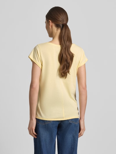 Vrouwenmodel draagt T-shirt met ronde hals van Christian Berg Woman in lichtgeel, puur katoen, regular fit, rolzoom, ruglengte maat S 61 cm, volledig rugaanzicht
