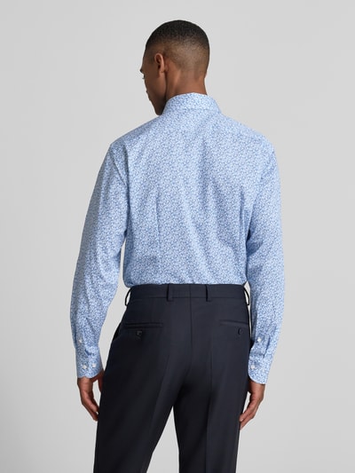 Männermodel trägt Regular Fit Businesshemd aus reiner Baumwolle mit Kentkragen von OLYMP, hellblau gemustert, Ganzkörperansicht Rückansicht.