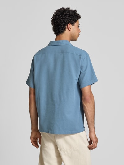 Männermodel trägt Regular Fit Freizeithemd mit Strukturmuster Modell 'Global' von Jack & Jones in Hellblau, reine Baumwolle, Rückansicht.