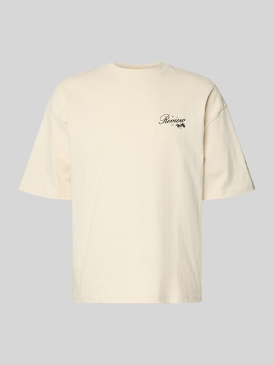 Produktfoto, T-Shirt mit Rundhalsausschnitt und Label-Print von REVIEW in Creme, reine Baumwolle, Relaxed Fit, dezente Textur