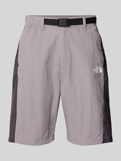Produktfoto, Shorts mit Logo und Gürtel von The North Face, krój regular fit, elastyczny pas, szerokość w rozmiarze M: 42 cm, długość wewnętrzna nogawki: 24 cm, jasnoszary materiał z czarnymi bokami, widoczna tekstura tkaniny