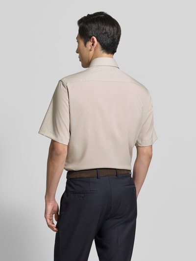 Männermodel trägt Regular Fit Freizeithemd aus Lyocell-Mix von ETERNA in Beige, Kurzärmelig, Kentkragen, Brusttasche, Rückansicht, Kontext: Herren Freizeithemd von ETERNA, Lyocell-Mix mit Baumwoll-Anteil, Regular-Fit, Kentkragen, durchgängige Knopfleiste, Kurzärmelig, Brusttasche, Rückenlänge bei Größe 40: 81 cm, Schulterbreite: 46 cm, Ärmellänge: 28 cm.