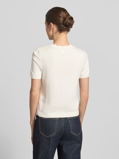 Frauenmodel trägt Strickshirt mit Rundhalsausschnitt mit Wellensaum von Zero in Creme, Körpernaher-Schnitt, 1/2-Arm, Ganzkörperansicht Rückansicht. Rückenlänge bei Größe 36: 50 cm, Ärmellänge bei Größe 36: 20 cm.