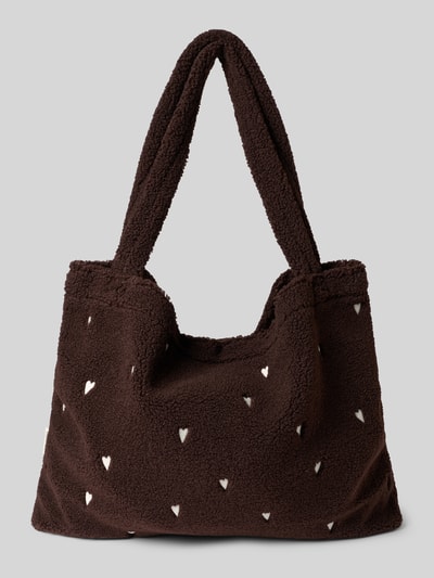 Produktfoto, Tote Bag aus Teddyfell von Studio Noos in Dunkelbraun, cremefarbene Herz-Stickereien, weiche texturierte Oberfläche, sichtbare Schulterriemen, Maße 60x40x10 cm, Länge Schulterriemen 72 cm, Allover-Stitching, offenes Hauptfach