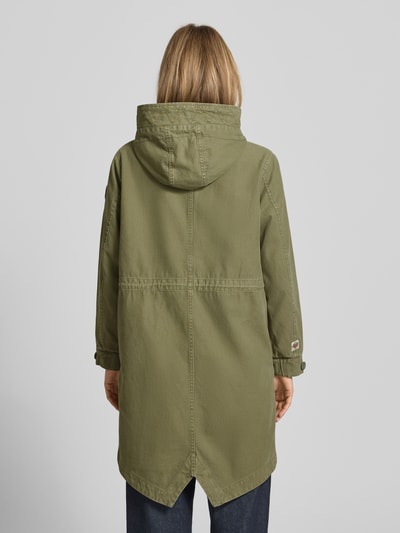 Frauenmodel trägt Parka mit Kapuze und Pattentaschen Modell 'FREYA' von khujo aus bawełna, krój relaxed fit, kolor oliwkowy, długość tyłu w rozmiarze S: 94 cm, szerokość ramion w rozmiarze S: 41 cm, szerokość klatki piersiowej w rozmiarze S: 53 cm, długość rękawów w rozmiarze S: 58 cm, widoczna tekstura materiału, całkowity widok z tyłu.