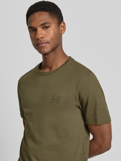 Männermodel trägt Regular Fit T-Shirt aus reiner Baumwolle Modell 'TALES' von BOSS Orange, Optik: Unifarben, Label-Patch, Rundhals, Kurzarm, Nahaufnahme Oberkörper.