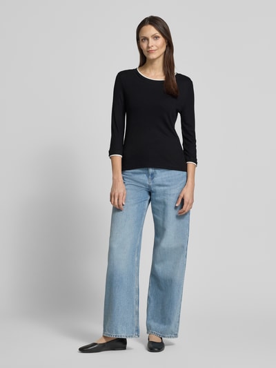 Frauenmodel trägt Longsleeve mit 3/4-Arm Modell 'Kalora' von Someday aus Viskose-Elasthan-Mix im Slim-Fit, Rundhalsausschnitt, Rückenlänge bei Größe 36: 56 cm, Ganzkörperansicht von vorne