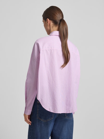 Modelka prezentuje bluzkę koszulową Relaxed Fit Hemdbluse aus reiner Baumwolle von Marc O'Polo, efekt: wzór w paski, krój relaxed fit, kształt kołnierza: kołnierzyk koszulowy, detal: pas na plecach, zapięcie: listwa guzikowa, rękaw: długi rękaw, zakończenie rękawów: mankiet, wykończenie: zaokrąglony, materiał: bawełna, widok całej sylwetki z tyłu.