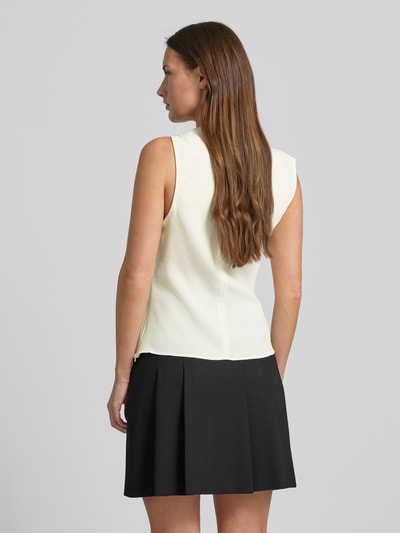 Frauenmodel trägt Blusentop in asymmetrischem Design Modell 'JOIA' von Mango, cremeweiß, taillierte Passform, Rückansicht, Ganzkörperansicht.