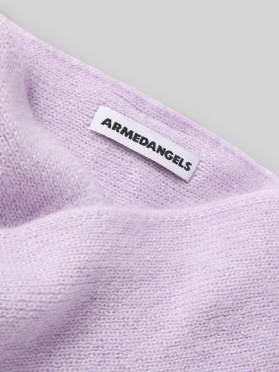 Produktfoto, fliederfarbener Schal aus Mohair-Mix mit Woll-Anteil Modell 'MOHAIR' von ARMEDANGELS, feine Stricktextur, Damen Schal