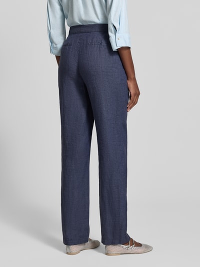 Frauenmodel trägt Straight Fit Leinenhose mit elastischem Bund von Fynch-Hatton in Dunkelblau, Paspeltaschen, Reines Leinen, Ganzkörperansicht Rückansicht.