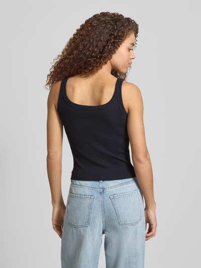 Frauenmodel trägt Slim Fit Top aus Baumwoll-Mix Modell 'ESSENTIAL RIBBED TANK' von Levi's®, unifarben, Feinripp, Ganzkörperansicht Rückansicht.