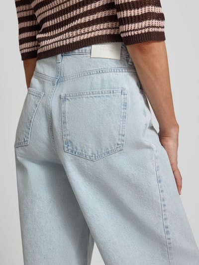Frauenmodel trägt Wide Fit Jeans im 5-Pocket-Design Modell 'Parwana' von Gestuz aus reiner Baumwolle in hellem Blau, Detailaufnahme Rückansicht.