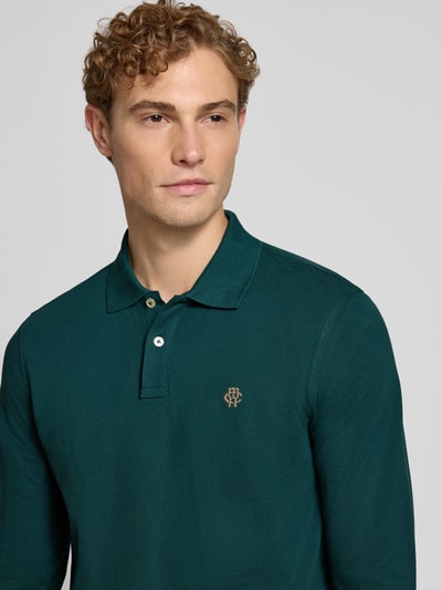 Männermodel trägt Regular Fit poloshirt uit puur katoen van MCNEAL in donkergroen met labelstitching, polokraag, knoopsluiting, shirt met lange mouwen; ruglengte maat M: 73 cm, Nahaufnahme Oberkörper