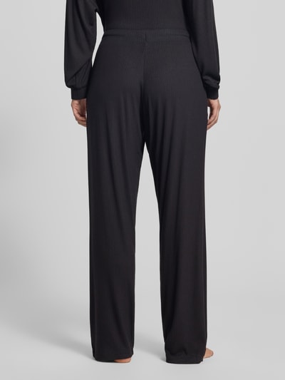 Vrouwenmodel draagt Relaxed Fit Sweathose uit modalmix model 'HUGO HEART' van HUGO, zwart met fijne ribstructuur, dames, volledige achteraanzicht