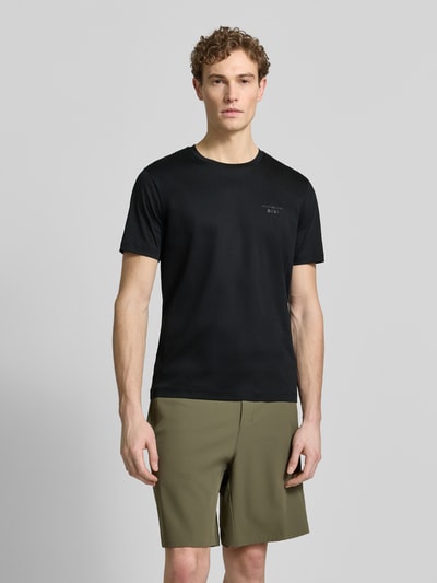 Männermodel trägt Regular Fit T-Shirt aus reiner Baumwolle Modell 'PS Spirit 70 Grx' von BOSS Green X PORSCHE, unifarben, Ganzkörperansicht von vorne.
