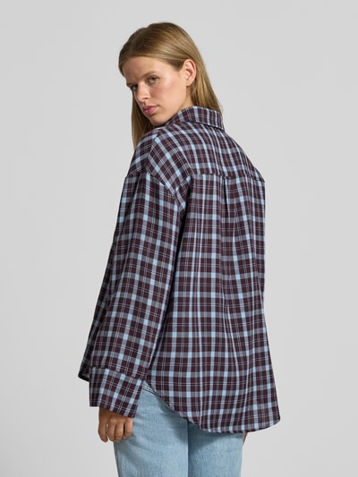 Vrouwenmodel draagt Relaxed Fit Hemdbluse aus Baumwoll-Mix Model 'Zoe' von NOISY MAY®, ruitmotief in blauw en bordeaux, katoenmix, borstzak, met lange mouwen, overhemdkraag, doorknoopsluiting, ruglengte maat S 76 cm, mouwlengte maat S 59 cm, geheel achteraanzicht.