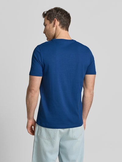 Männermodel trägt Regular Fit T-shirt aus pure katoen van s.Oliver RED LABEL met look: effen, korte mouw, labelprint, ronde hals, Ganzkörperansicht Rückansicht.
