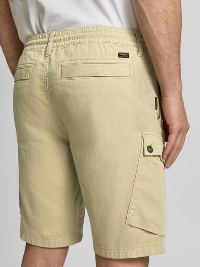 Männermodel trägt Shorts mit Cargotaschen und Tunnelzug von PME Legend, Reine Baumwolle, Regular-Fit, beigefarbene Struktur, Ganzkörperansicht Rückansicht.