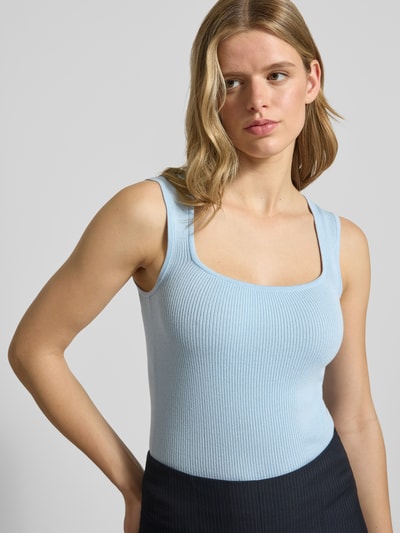Frauenmodel trägt Top aus Viskose-Mix mit Karree-Ausschnitt Modell 'POSIE' von JJXX, Slim-Fit, hellblau, feine Rippstruktur, Nahaufnahme Oberkörper. Rückenlänge bei Größe S: 52 cm.