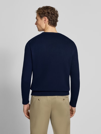Männermodel trägt Relaxed Fit Pullover aus reiner Baumwolle von Polo Ralph Lauren in Dunkelblau, strukturierte Oberfläche, Ganzkörperansicht Rückansicht.