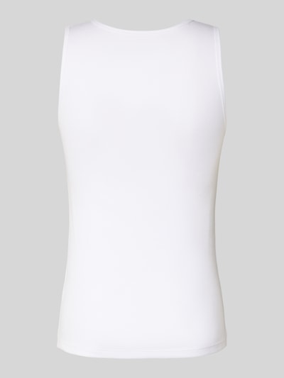 Männermodel trägt Slim Fit Unterhemd aus reiner Baumwolle im 3er-Pack Modell 'ONE' von BOSS, Optik: Unifarben, Feinripp, Ganzkörperansicht Rückansicht.