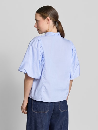 Frauenmodel trägt Bluse mit Schluppe und Ballonärmeln von Rich & Royal aus Reine Baumwolle mit Gerader-Schnitt, hellblau, Ganzkörperansicht Rückansicht.