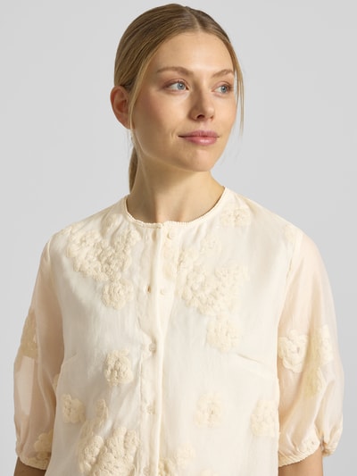 Frauenmodel trägt Regular Fit Bluse mit floralem Zierbesatz von Jake*s Collection in Creme, Baumwoll-Mix, Nahaufnahme Oberkörper.