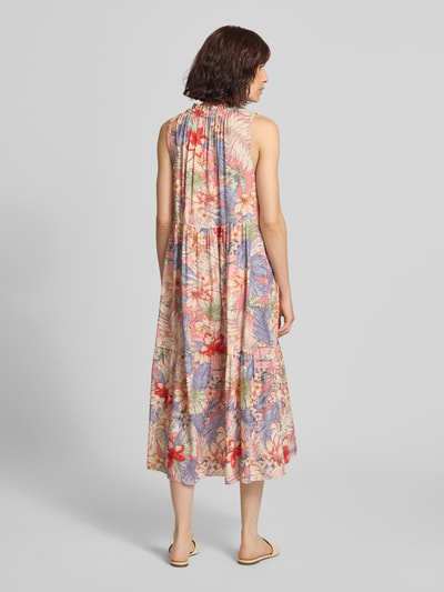 Frauenmodel trägt Midikleid aus Viskose mit Schnürung Modell 'Gi44naa' von ZABAIONE im floralen Allover-Look, Ganzkörperansicht Rückansicht.