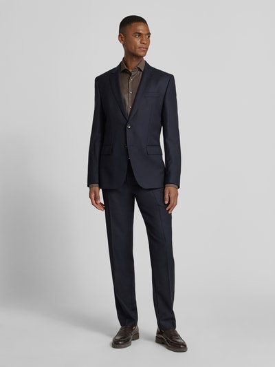 Männermodel trägt Slim Fit Businesshemd aus Baumwolle mit Kentkragen von OLYMP Level Five, dunkle Farben, Ganzkörperansicht von vorne. Baumwoll-Elasthan-Mix, Knopfleiste, Rückenlänge 81 cm, Schulterbreite 44 cm, Ärmellänge 67 cm.