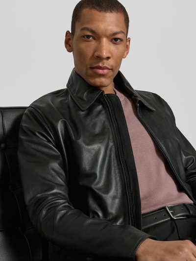Männermodel trägt Regular Fit Lederjacke aus echtem Lammleder Modell 'KELLAN-S' von Strellson, Optik: unifarben, Nahaufnahme Oberkörper.
