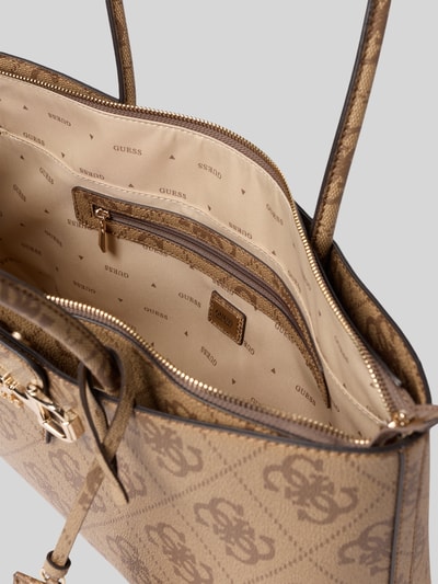 Produktfoto, Handtasche mit Logo-Muster Modell 'JANIE' von Guess in Beige-Braun, Hauptfach mit Reißverschluss, Label-Applikation, Tragehenkel, Maße 42x23x11 cm, Schulterriemen 72 cm, feine Textur und goldfarbene Details