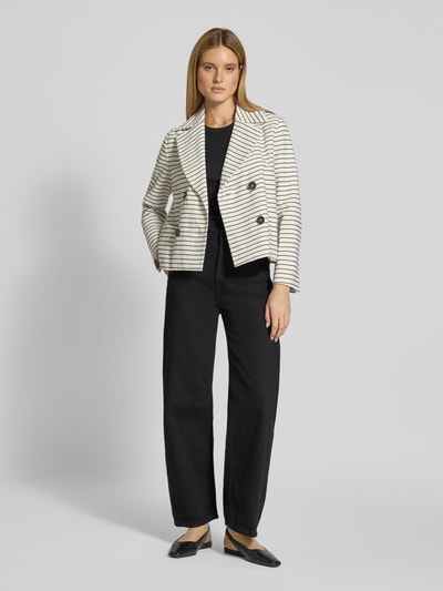 Frauenmodel trägt Blazer mit Reverskragen und Leistentaschen von Luisa Cerano, creme mit schwarzen Streifen, ganzkörperansicht von vorne. Gerader Schnitt, doppelreihiger Knopfverschluss, aufgesetzte Leistentaschen, Rückenlänge 58 cm, Brustweite 53 cm, Ärmellänge 61 cm.
