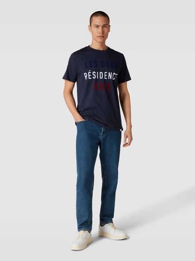 Les Deux T-Shirt mit Flockprint Modell 'Résidence' Marineblau 1
