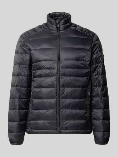 Produktfoto, czarna kurtka z efektem pikowania Regular Fit Model 'Kingsley' od JACK & JONES, stójka, zamek błyskawiczny, wpuszczane kieszenie, długość tyłu w rozmiarze M: 72 cm, szerokość ramion w rozmiarze M: 48 cm, szerokość klatki piersiowej w rozmiarze M: 51 cm, długość rękawów w rozmiarze M: 68 cm