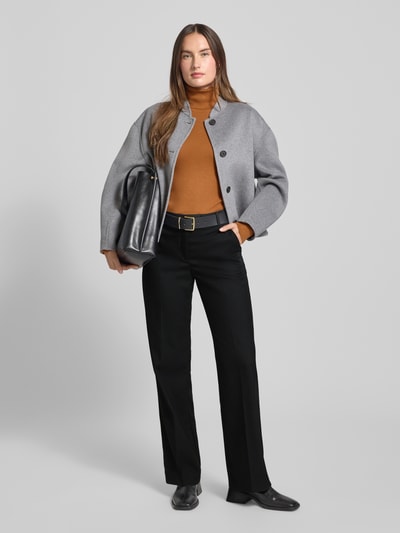 Frauenmodel trägt schwarze Straight Fit Stoffhose mit Viskose-Anteil Modell 'Maine' von BRAX, elastischer Material-Mix, Bügelfalten, Haken- und Reißverschluss, Ganzkörperansicht von vorne.