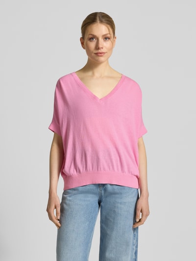Frauenmodel trägt Strickshirt aus Baumwoll-Leinen-Mix mit V-Ausschnitt von Milano Italy in Rosa, Relaxed Fit, Halbarm, lässige Struktur, Ganzkörperansicht von vorne.