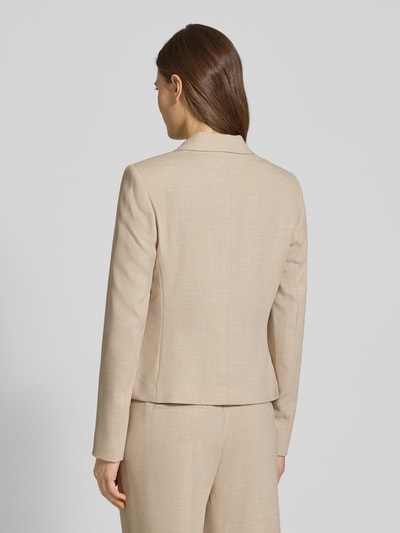 Frauenmodel trägt Slim Fit Blazer mit Viskose-Anteil von Comma in Beige, Elastischer-Material-Mix, Reverskragen, Leistentaschen, Ganzkörperansicht Rückansicht