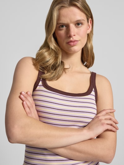 Frauenmodel trägt Tanktop mit Rundhalsausschnitt Modell 'MOLLY' von Topshop aus Baumwoll-Mix mit Stretch-Anteil, Feinripp, Nahaufnahme Oberkörper