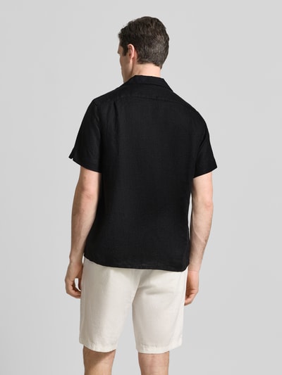 Männermodel trägt Regular Fit Freizeithemd aus reinem Leinen von Polo Ralph Lauren in Schwarz, strukturierte Oberfläche, Rückansicht Ganzkörperansicht.