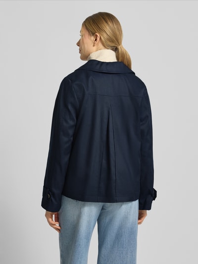 Frauenmodel trägt Jacke aus Lyocell-Mix von MORE & MORE in Dunkelblau, lockere Passform, Doppelknopfleiste, Rückansicht, Ganzkörperansicht.